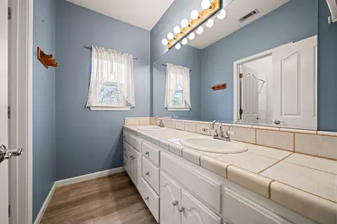 Bath - 6960 Churn Crk Rd, Redding, CA 96002 photo 3 of 4
