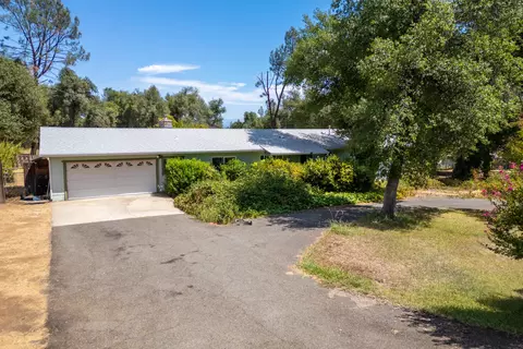 Exterior - 8415 Valley View Rd, Redding, CA 96001 photo 5 of 9