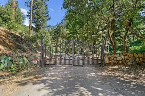 19250 Coal Creek Rd, Lakehead, CA 96051