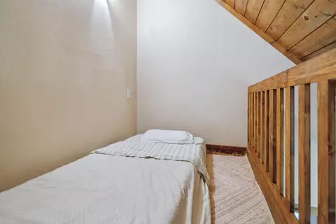 Bedroom - 8637 Savannah Way, Shingletown, CA 96088 photo 4 of 6