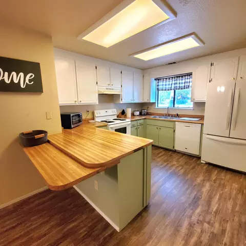 Kitchen - 3897 Sunwood Dr, Redding, CA 96002 photo 4 of 4