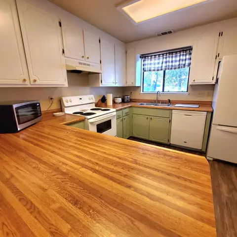 Kitchen - 3897 Sunwood Dr, Redding, CA 96002 photo 3 of 4