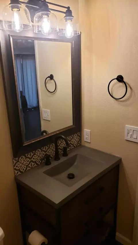 Bath - 3897 Sunwood Dr, Redding, CA 96002 photo 1 of 4