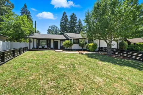 1683 Lakeside Dr, Redding, CA 96001 photo 4