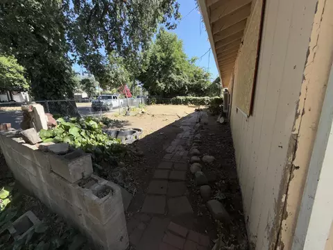 Exterior - 2915 Lanning Ave, Redding, CA 96001 photo 2 of 12