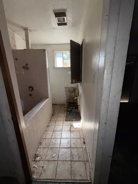Bath - 2915 Lanning Ave, Redding, CA 96001 photo 1 of 3