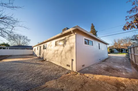 Exterior - 2561 Hawn Ave, Redding, CA 96002 photo 8 of 10
