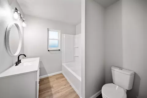 Bath - 2561 Hawn Ave, Redding, CA 96002 photo 1 of 2