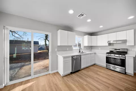 Kitchen - 2561 Hawn Ave, Redding, CA 96002 photo 2 of 2