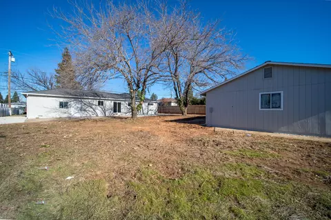Exterior - 2561 Hawn Ave, Redding, CA 96002 photo 4 of 10