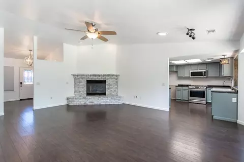Living - 3664 Somerset Ave, Redding, CA 96002 photo 3 of 6