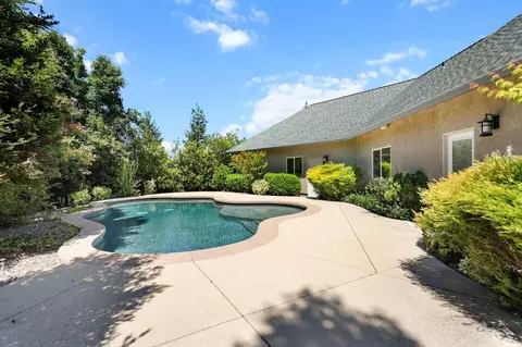 Exterior - 1568 Bantry Ct, Redding, CA 96001 photo 6 of 7