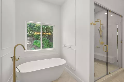 Bath - 1568 Bantry Ct, Redding, CA 96001 photo 1 of 4