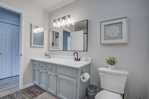 Bath - 8928 Olney Park Dr, Redding, CA 96001 photo 3 of 6