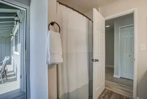 Bath - 8928 Olney Park Dr, Redding, CA 96001 photo 4 of 6