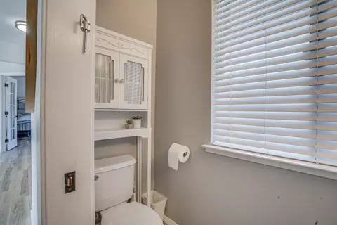 Bath - 8928 Olney Park Dr, Redding, CA 96001 photo 1 of 6