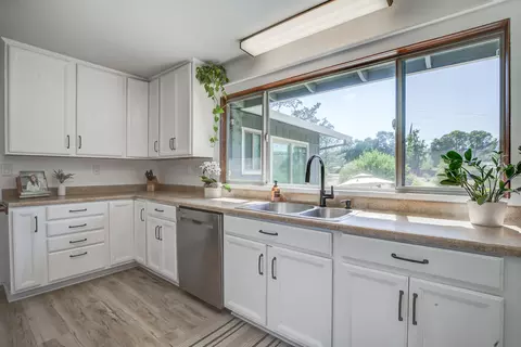 Kitchen - 8928 Olney Park Dr, Redding, CA 96001 photo 5 of 5