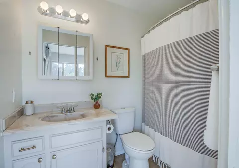 Bath - 8928 Olney Park Dr, Redding, CA 96001 photo 5 of 6