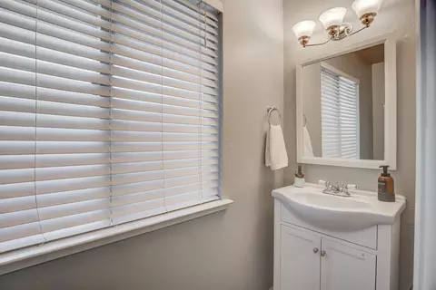 Bath - 8928 Olney Park Dr, Redding, CA 96001 photo 2 of 6