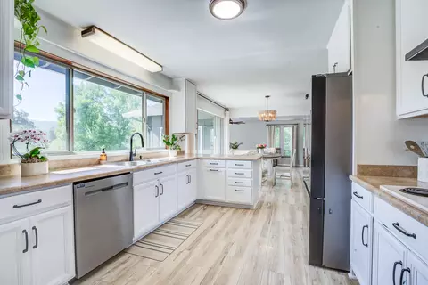 Kitchen - 8928 Olney Park Dr, Redding, CA 96001 photo 4 of 5