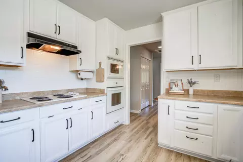 Kitchen - 8928 Olney Park Dr, Redding, CA 96001 photo 2 of 5