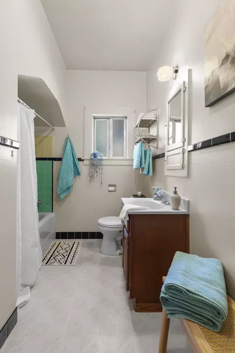 Bath - 2155 2157 Butte St, Redding, CA 96003 photo 2 of 4