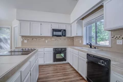 Kitchen - 1633 Wee Burn Ct, Redding, CA 96003 photo 3 of 3