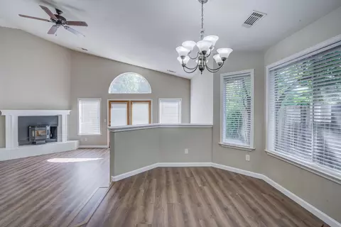 Living - 1633 Wee Burn Ct, Redding, CA 96003 photo 2 of 7