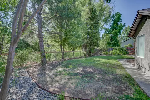 Exterior - 1633 Wee Burn Ct, Redding, CA 96003 photo 7 of 11