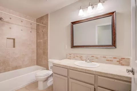 Bath - 1633 Wee Burn Ct, Redding, CA 96003 photo 1 of 7