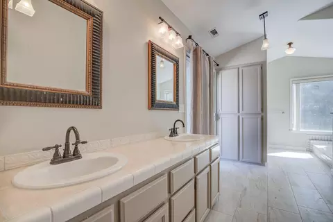 Bath - 1633 Wee Burn Ct, Redding, CA 96003 photo 4 of 7