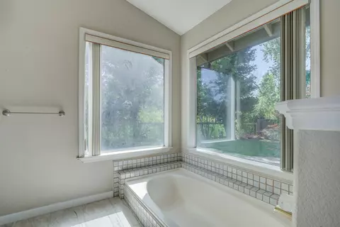 Bath - 1633 Wee Burn Ct, Redding, CA 96003 photo 6 of 7
