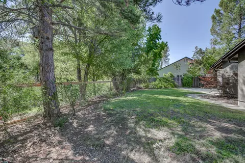 Exterior - 1633 Wee Burn Ct, Redding, CA 96003 photo 6 of 11