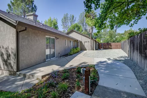 Exterior - 1633 Wee Burn Ct, Redding, CA 96003 photo 8 of 11