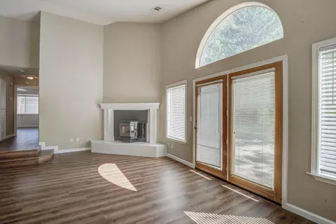 Living - 1633 Wee Burn Ct, Redding, CA 96003 photo 3 of 7