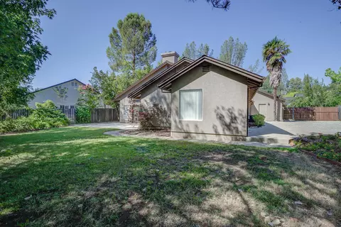 Exterior - 1633 Wee Burn Ct, Redding, CA 96003 photo 5 of 11