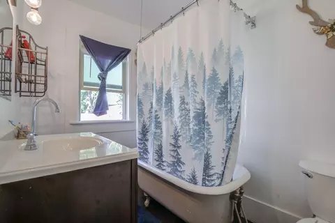 Bath - 421 Lincoln St, Red Bluff, CA 96080 photo 1 of 3