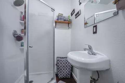 Bath - 421 Lincoln St, Red Bluff, CA 96080 photo 3 of 3