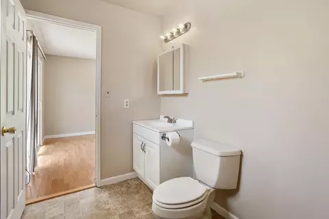 Bath - 1310 Hemlock Ave, Anderson, CA 96007 photo 2 of 2