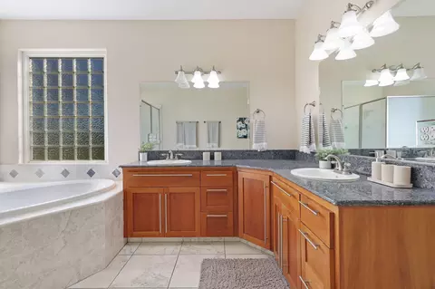 Bath - 3010 Mateo Ct, Anderson, CA 96007 photo 5 of 7