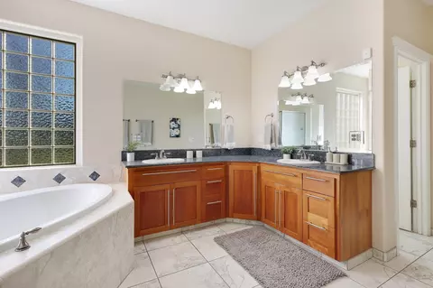 Bath - 3010 Mateo Ct, Anderson, CA 96007 photo 2 of 7