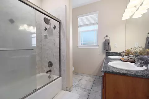 Bath - 3010 Mateo Ct, Anderson, CA 96007 photo 3 of 7