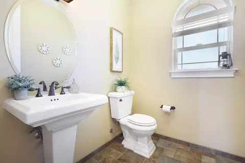 Bath - 3010 Mateo Ct, Anderson, CA 96007 photo 4 of 7