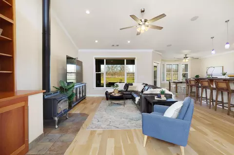 Living - 3010 Mateo Ct, Anderson, CA 96007 photo 3 of 4