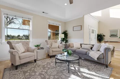 Living - 3010 Mateo Ct, Anderson, CA 96007 photo 4 of 4