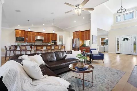 Living - 3010 Mateo Ct, Anderson, CA 96007 photo 1 of 4