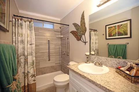 Bath - 2855 Red Bud Ln, Anderson, CA 96007 photo 1 of 2