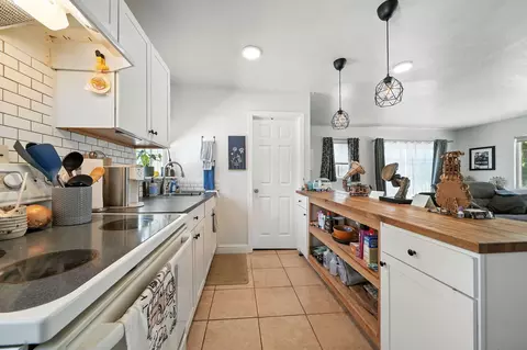 Kitchen - 1448 Carter Way, Redding, CA 96002 photo 6 of 9