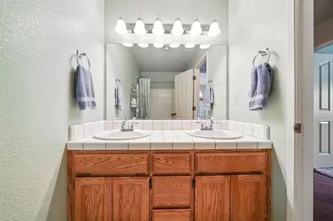 Bath - 2585 Meadowview Dr, Red Bluff, CA 96080 photo 3 of 4
