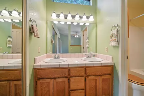 Bath - 2585 Meadowview Dr, Red Bluff, CA 96080 photo 1 of 4
